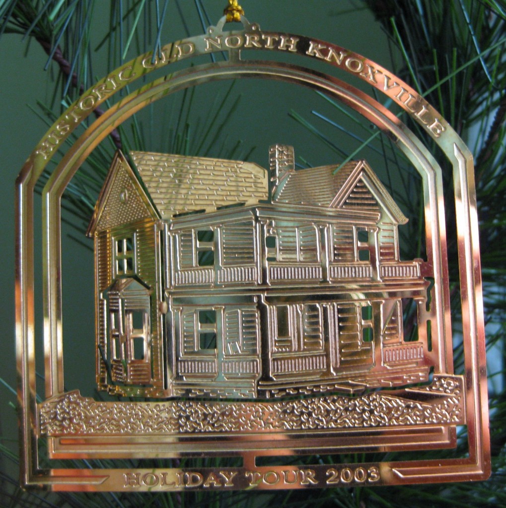 hometour_ornament_2003_gold