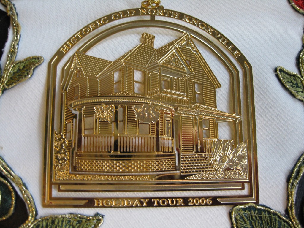 hometour_ornament_2006_gold