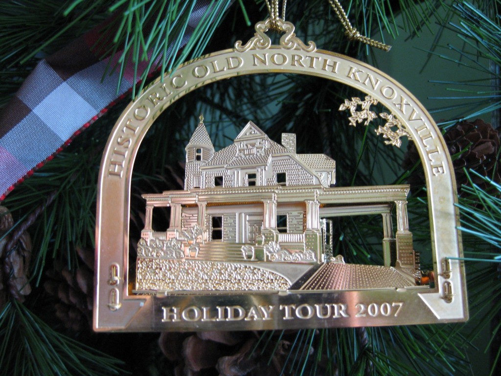 hometour_ornament_2007_gold