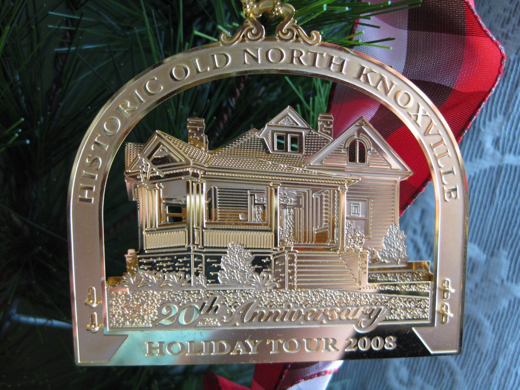 hometour_ornament_2008_gold