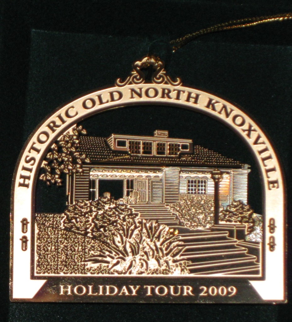 hometour_ornament_2009_gold